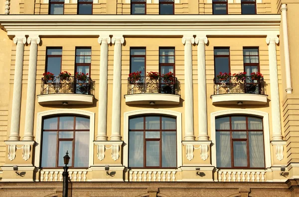 Фасад жовтого будинку — стокове фото