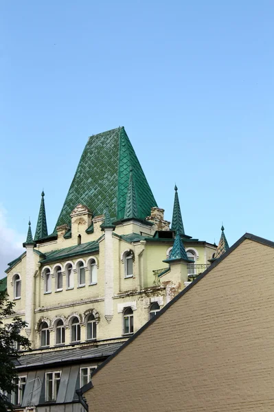 Gammalt hus med grönt torn — Stockfoto