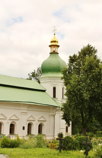 Bouw van de kerk met een groene top — Stockfoto