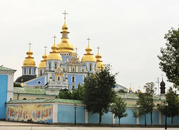 Koepels van de st. michael's Klooster in kiev — Stockfoto