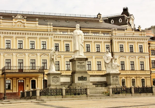 Памятник выдающимся деятелям Киева — стоковое фото
