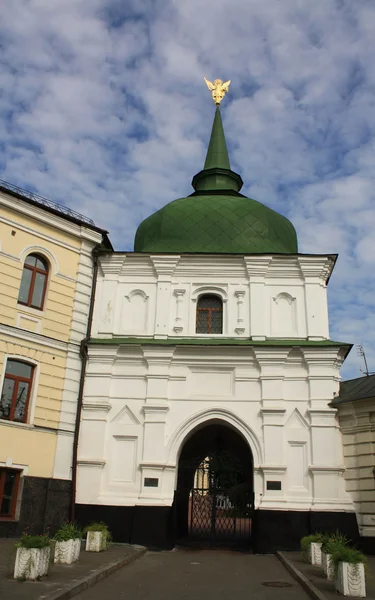 Torre de pared del monasterio con puerta —  Fotos de Stock