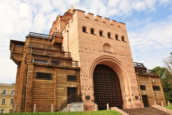 Golden gate στο Κίεβο με Μάχη πύργο και την εκκλησία του Ευαγγελισμού της Θεοτόκου — Φωτογραφία Αρχείου