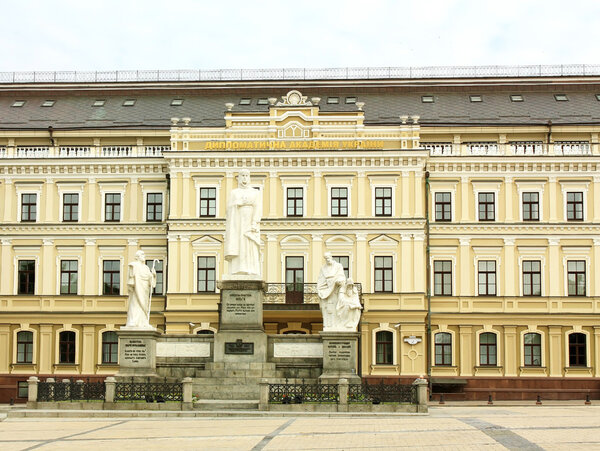 Памятник выдающимся деятелям Киева
