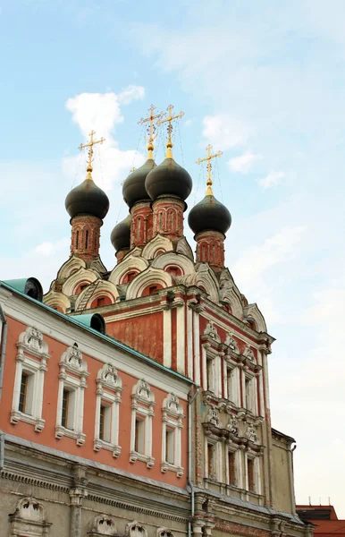 Koepels van de kerk van st. nicholas in Moskou — Stockfoto