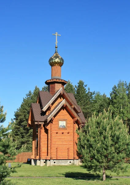 Paisaje rural con iglesia — Foto de Stock