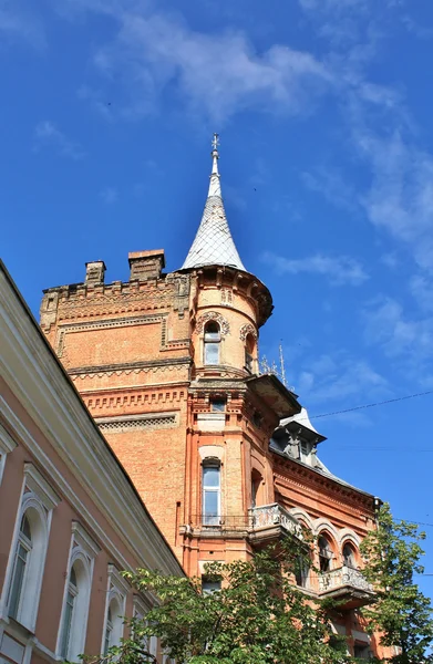 Bir kule ile ev — Stok fotoğraf