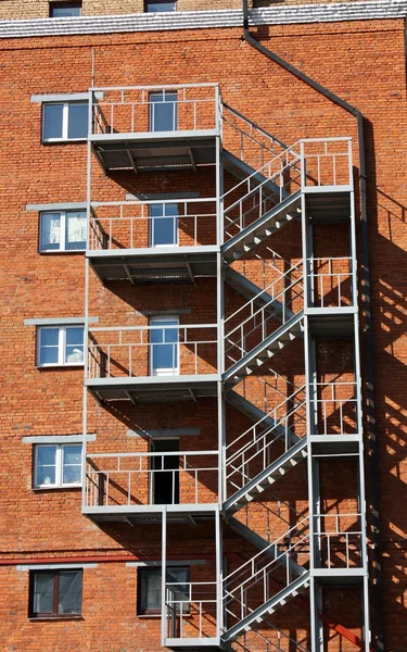 Metalen ladder op de muur van het huis — Stockfoto