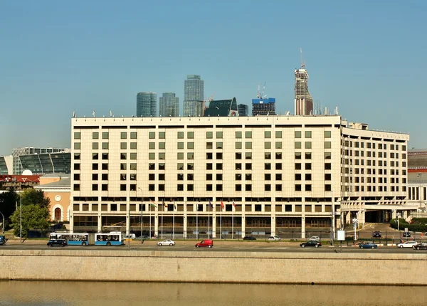 White building on the embankment — Stock Photo, Image
