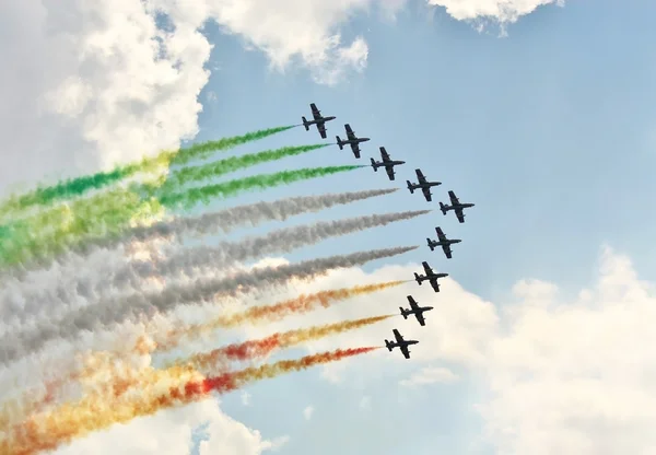 Demonstrativní výkon italského akrobatického týmu na vzduchu s — Stock fotografie