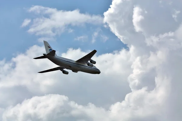 Ruské dopravní letadlo na letní obloze — Stock fotografie