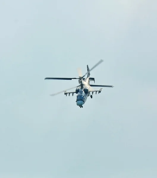 Боевой вертолет в полете — стоковое фото