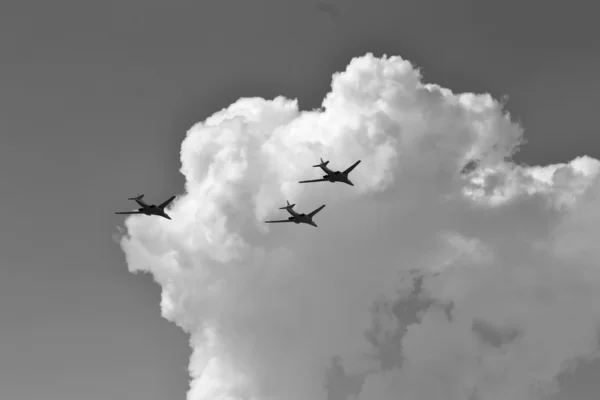 Russische strategische Bomber "tu 160" im Flug — Stockfoto