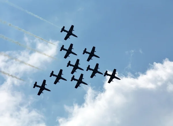 Aerobatic group on the background of white clouds — Stock Photo, Image