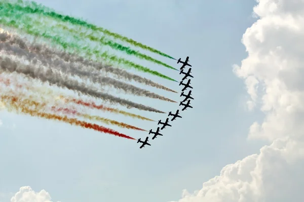 Desempeño demostrativo del equipo acrobático italiano en el aire —  Fotos de Stock
