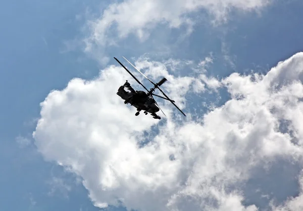 Bestrijding helikopter tijdens de vlucht — Stockfoto