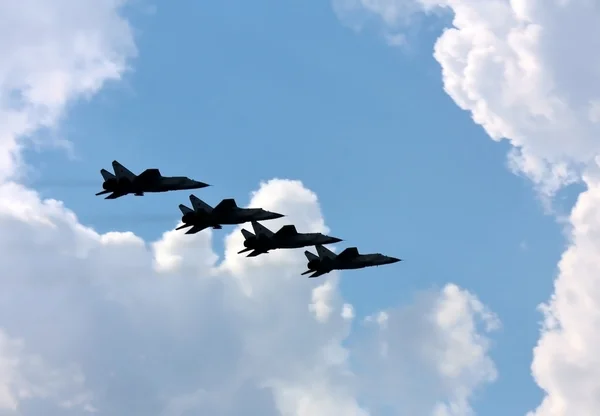Grupo aerobático no fundo de nuvens brancas — Fotografia de Stock