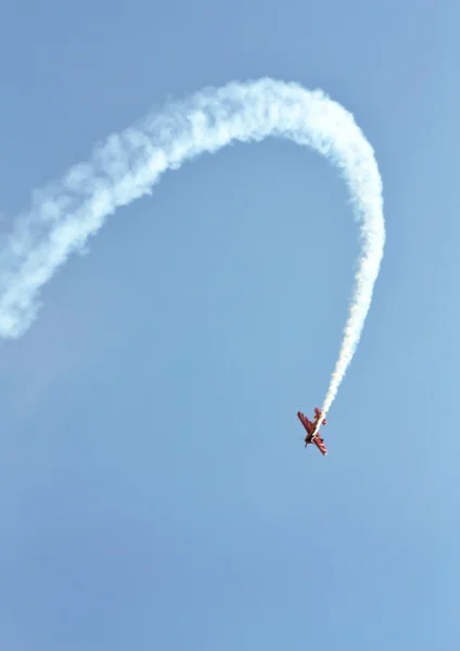 Perform aerobatics by the aircraft at the airshow — Stock Photo, Image