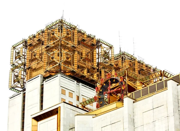 Dekorative Elemente auf dem Dach des Gebäudes — Stockfoto