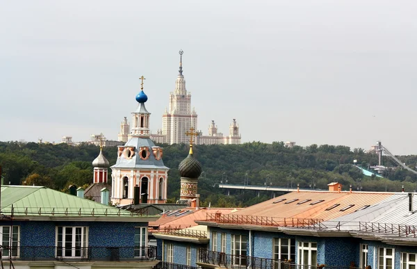 Церковь против Воробьиных холмов в Москве — стоковое фото