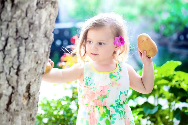 Menina com uma batata — Fotografia de Stock