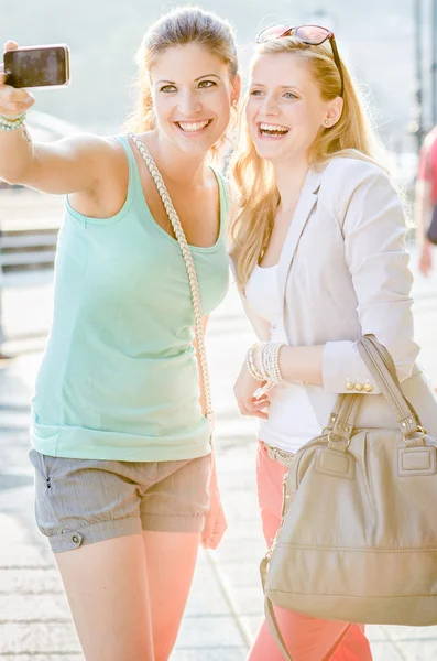 Duas mulheres tirando uma foto de si mesmas — Fotografia de Stock