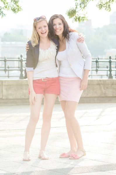 Dvě veselé dívky — Stock fotografie