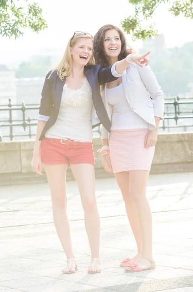 Två glada flickor — Stockfoto