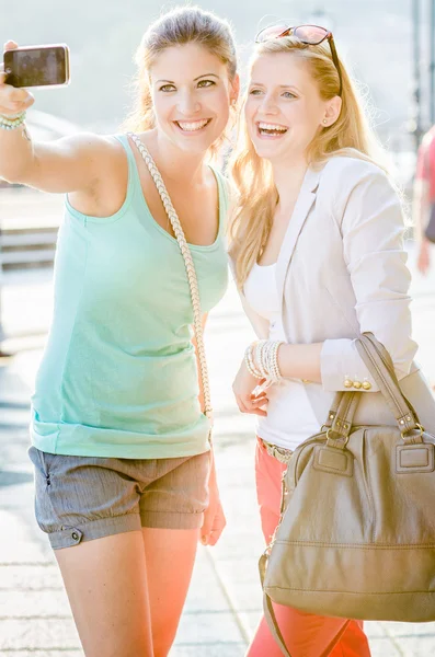 Duas mulheres tirando uma foto — Fotografia de Stock