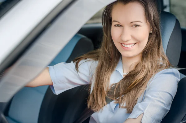Usmívající se řidička — Stock fotografie