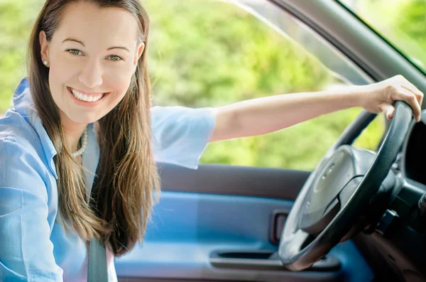 Uśmiechnięta kobieta kierowca — Zdjęcie stockowe