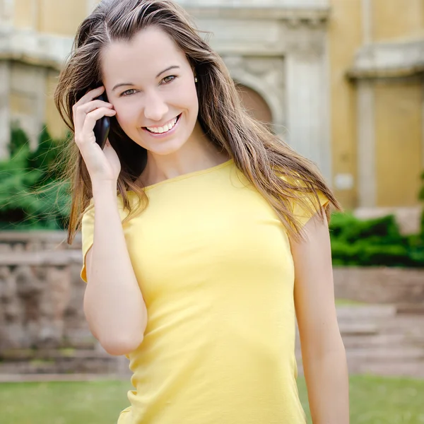 Csinos nő beszél telefonon — Stock Fotó