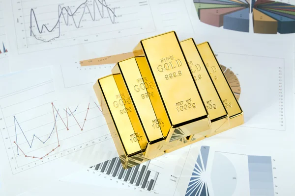Arany rúd grafikonokon és statisztikákon — Stock Fotó