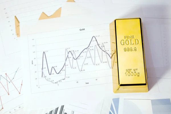 Grafikler ve istatistikler üzerindeki altın çubuklar — Stok fotoğraf