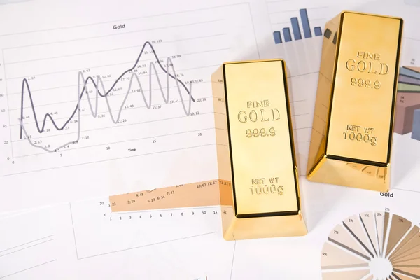 Barres d'or sur graphiques et statistiques — Photo