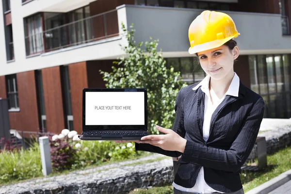 Female construction engineer show building — Stock Photo, Image
