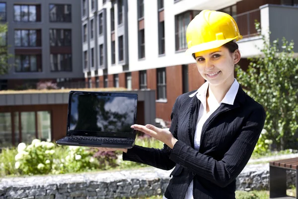 Engenheiro de construção feminino mostrar edifício — Fotografia de Stock