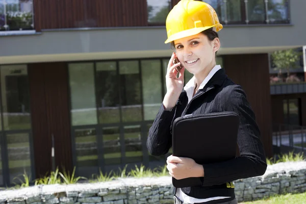 Jovem engenheira de construção feminina com telefone — Fotografia de Stock
