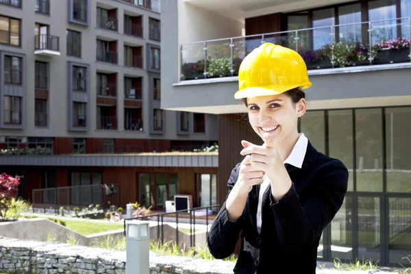 Engenheiro de construção feminino mostrar edifício — Fotografia de Stock