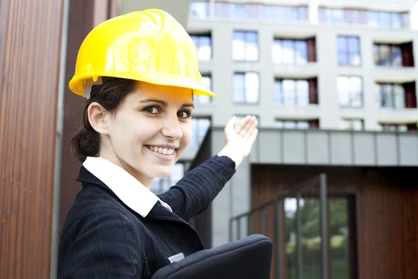 Ingeniera de construcción femenina mostrar edificio — Foto de Stock