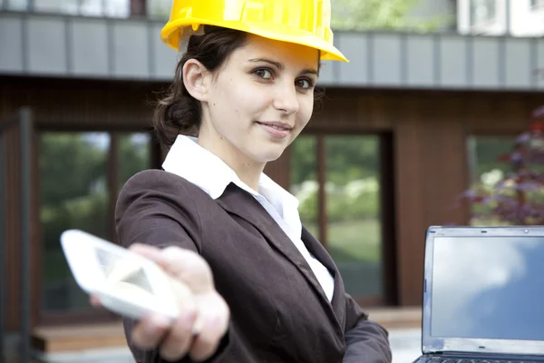 Unga kvinnliga byggnadsingenjör med telefon — Stockfoto