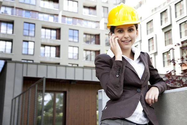Jovem engenheira de construção feminina com telefone — Fotografia de Stock
