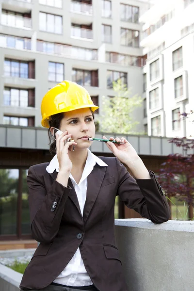 Jonge vrouwelijke bouw ingenieur met telefoon — Stockfoto