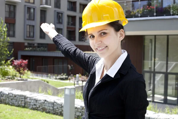 Ingeniera de construcción femenina mostrar edificio —  Fotos de Stock