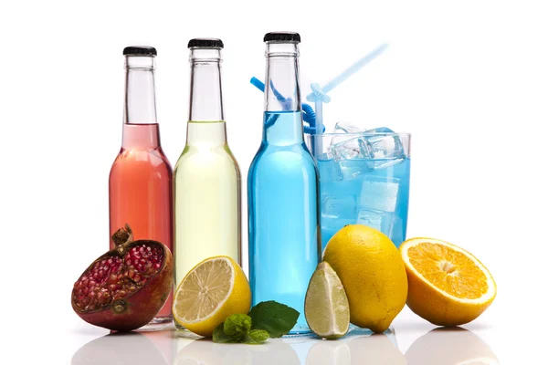 Bebidas alcoólicas exóticas com frutas — Fotografia de Stock