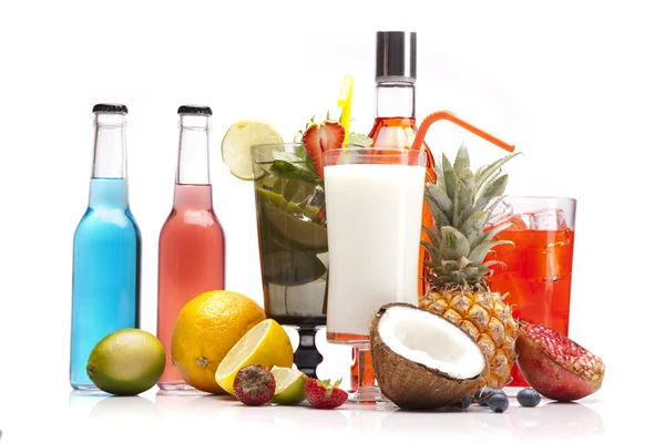 Băuturi alcoolice exotice cu fructe — Fotografie, imagine de stoc