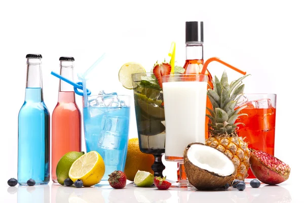 Bebidas alcohólicas exóticas con frutas —  Fotos de Stock