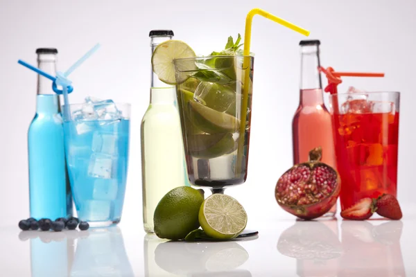 Bebidas alcohólicas exóticas con frutas — Foto de Stock