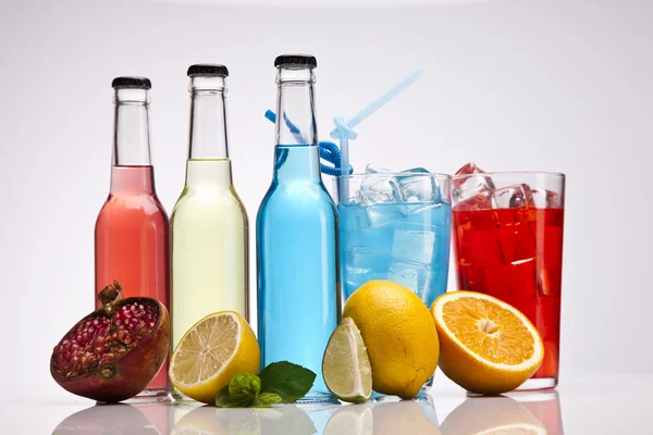 Exotische Alkoholgetränke mit Früchten — Stockfoto