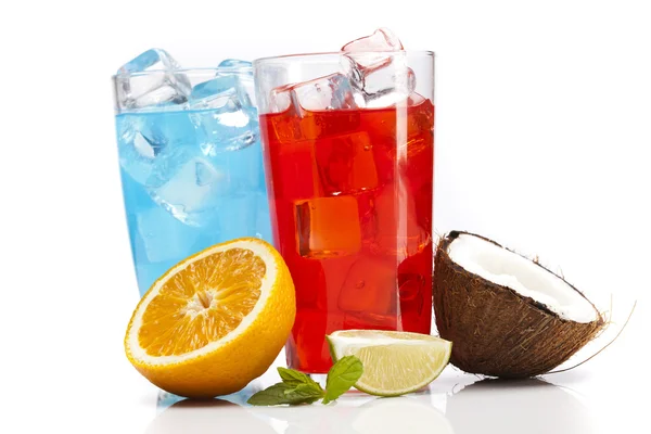 フルーツ入りのエキゾチックなアルコール飲料 — ストック写真